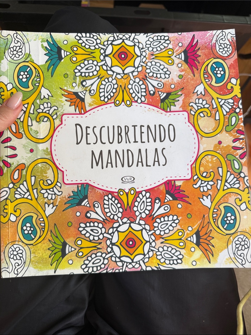 Colorful 'Descubriendo Mandalas' Coloring Book